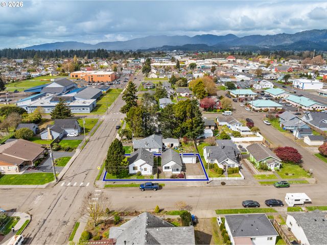 1806 10TH St, Tillamook, OR 97141