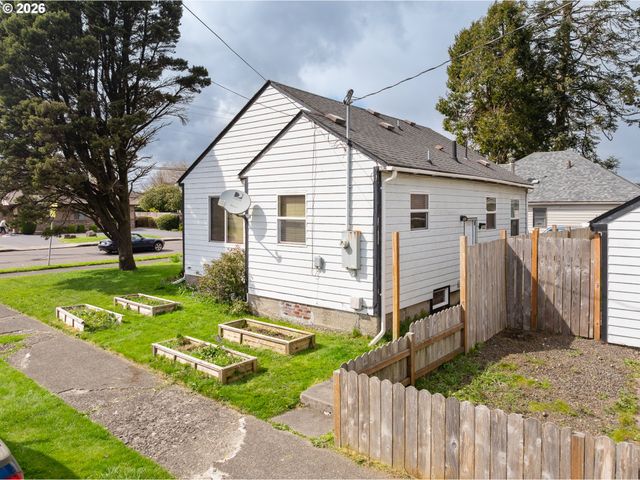 1806 10TH St, Tillamook, OR 97141