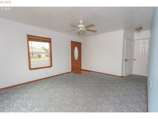 1806 10TH St, Tillamook, OR 97141
