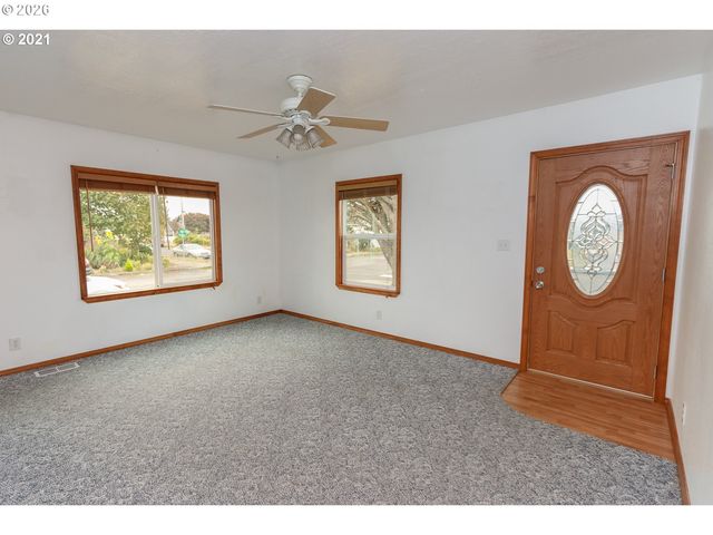1806 10TH St, Tillamook, OR 97141