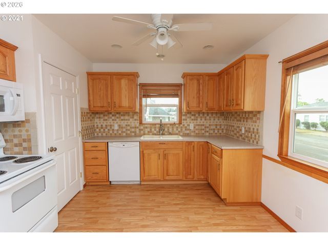1806 10TH St, Tillamook, OR 97141