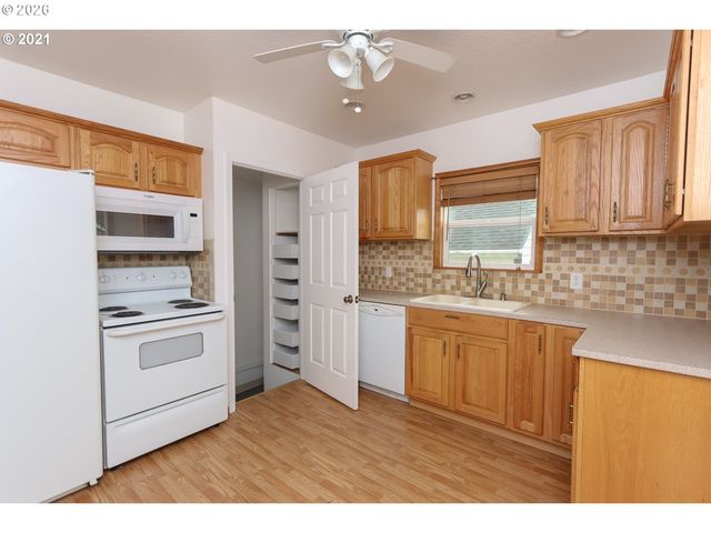 1806 10TH St, Tillamook, OR 97141