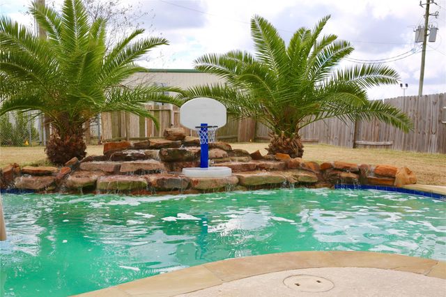 10426 Tree Hollow Circle, La Porte, TX 77571