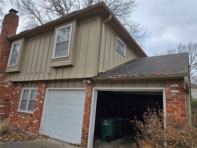 9724 Slater Lane, Overland Park, KS 66212