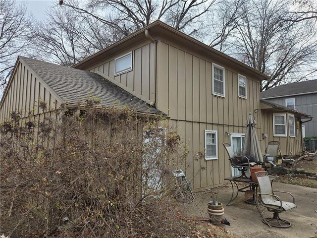 9724 Slater Lane, Overland Park, KS 66212