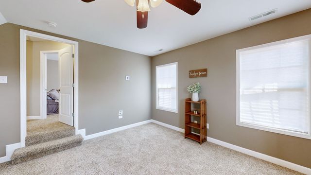 5016 Lady Thatcher Dr, Murfreesboro, TN 37129