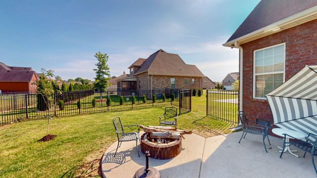 5016 Lady Thatcher Dr, Murfreesboro, TN 37129