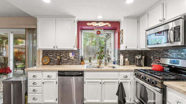 606 Sunnyvale Pl, Vacaville, CA 95687