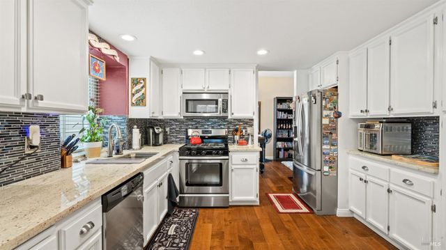 606 Sunnyvale Pl, Vacaville, CA 95687