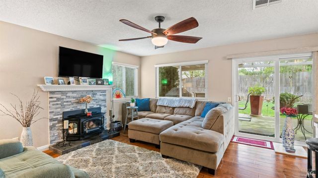 606 Sunnyvale Pl, Vacaville, CA 95687