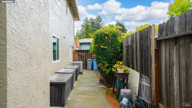 606 Sunnyvale Pl, Vacaville, CA 95687