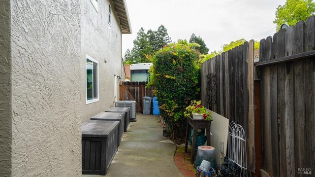 606 Sunnyvale Pl, Vacaville, CA 95687