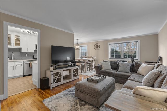 334 lakeland Avenue 4A, Sayville, NY 11782