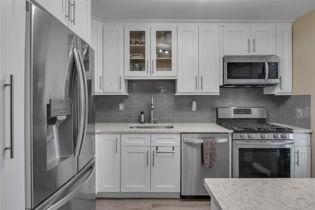 334 lakeland Avenue 4A, Sayville, NY 11782
