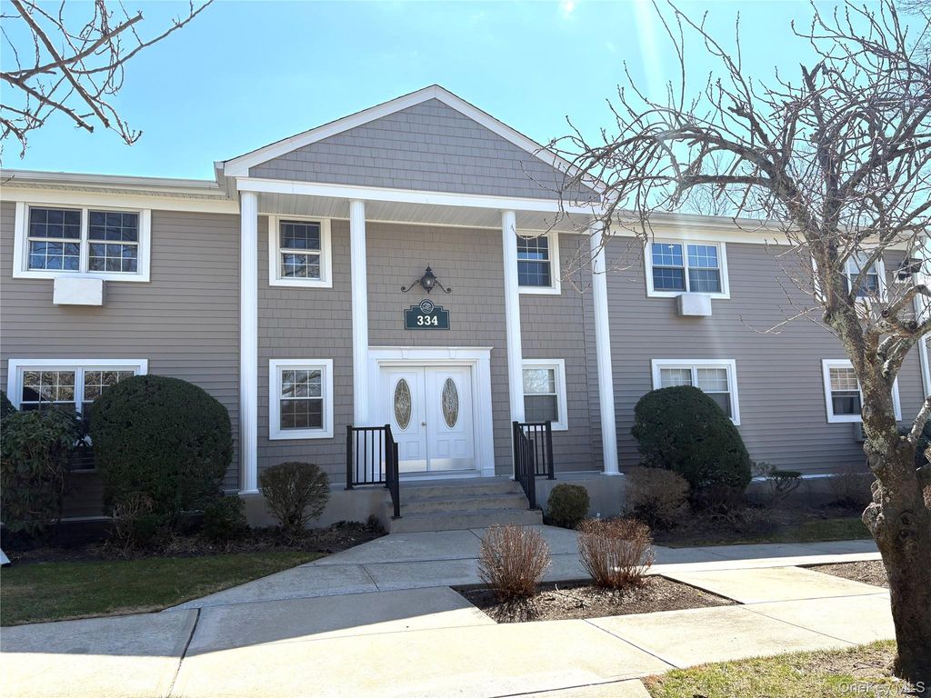 334 lakeland Avenue 4A, Sayville, NY 11782