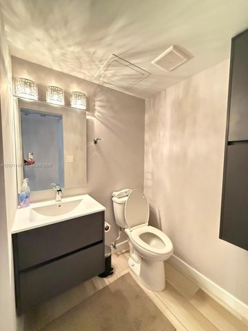 100 Bayview Dr 912, Sunny Isles Beach, FL 33160