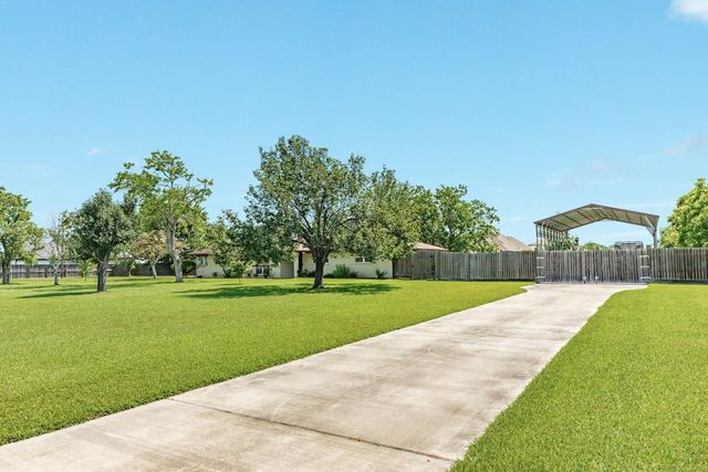 1412 Buchta Road, Angleton, TX 77515