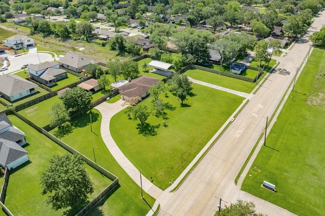 1412 Buchta Road, Angleton, TX 77515