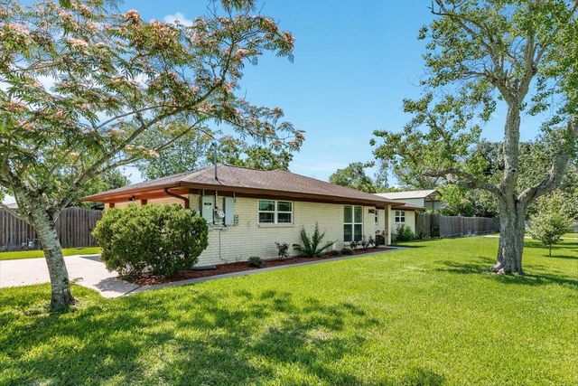 1412 Buchta Road, Angleton, TX 77515