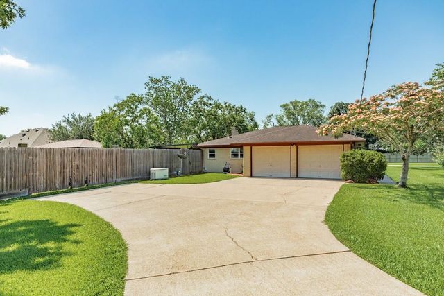 1412 Buchta Road, Angleton, TX 77515