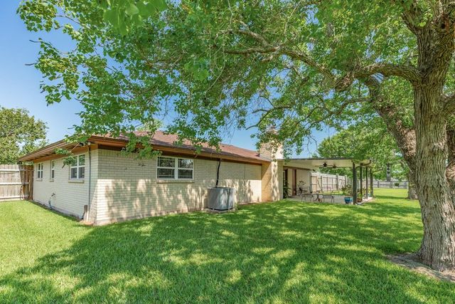 1412 Buchta Road, Angleton, TX 77515