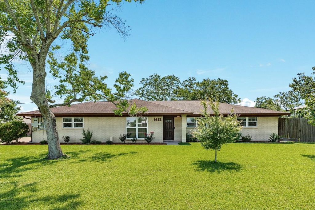 1412 Buchta Road, Angleton, TX 77515