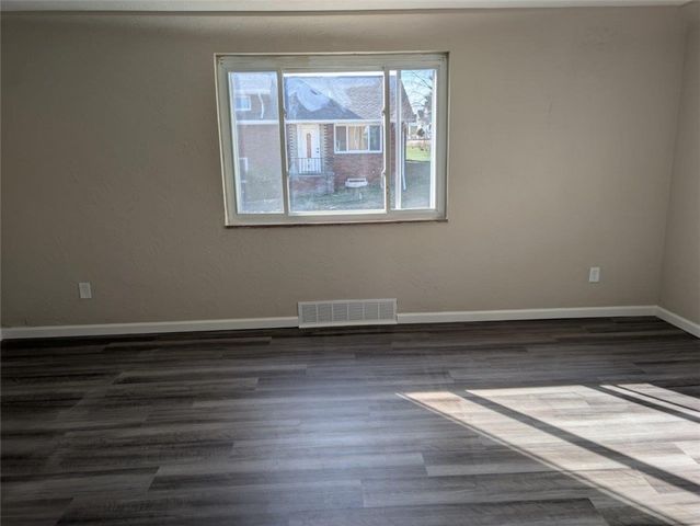 120 S 5th St, Youngwood, PA 15697