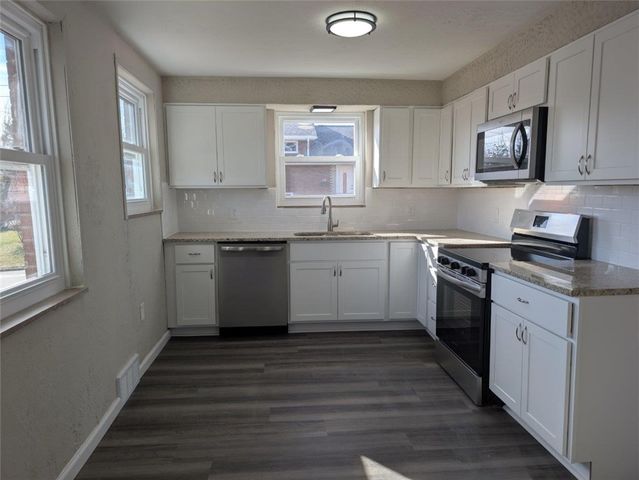 120 S 5th St, Youngwood, PA 15697