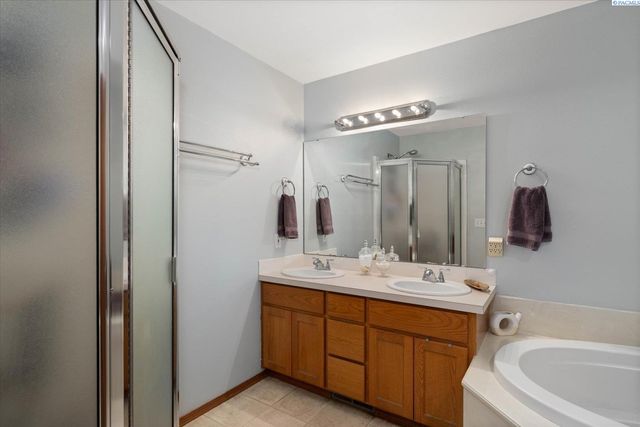 45102 E Alderbrook Ct, West Richland, WA 99353