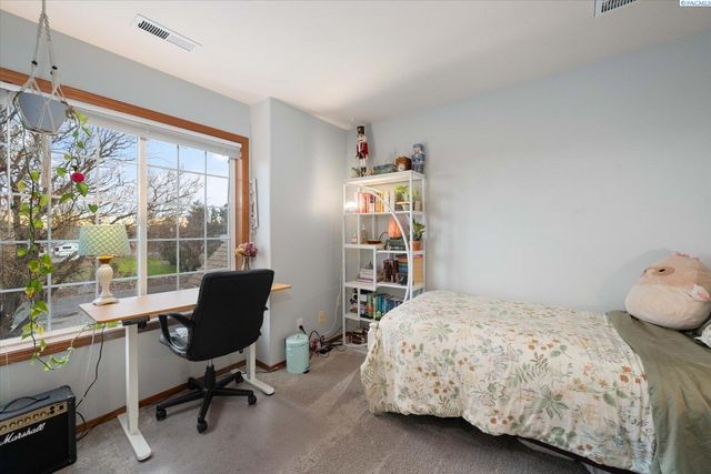 45102 E Alderbrook Ct, West Richland, WA 99353