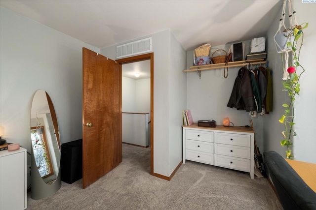 45102 E Alderbrook Ct, West Richland, WA 99353