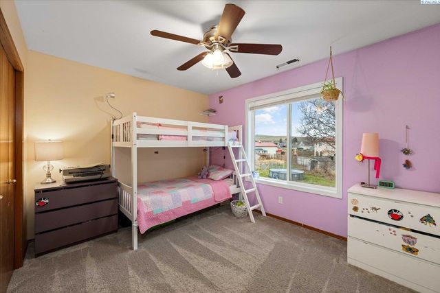 45102 E Alderbrook Ct, West Richland, WA 99353