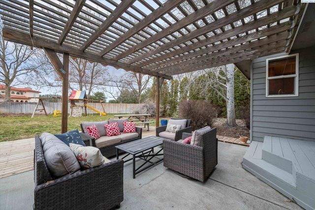 45102 E Alderbrook Ct, West Richland, WA 99353