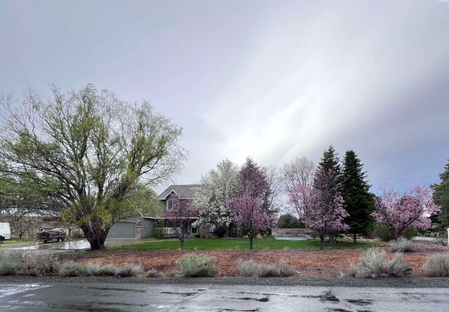 45102 E Alderbrook Ct, West Richland, WA 99353