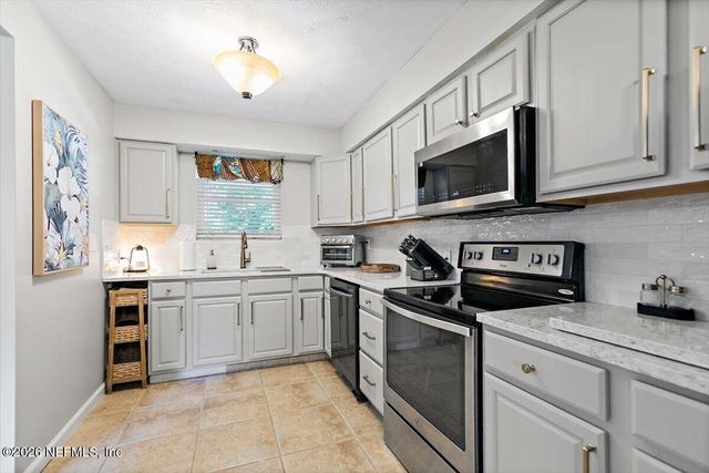 5698 WEBER Lane, Jacksonville, FL 32207