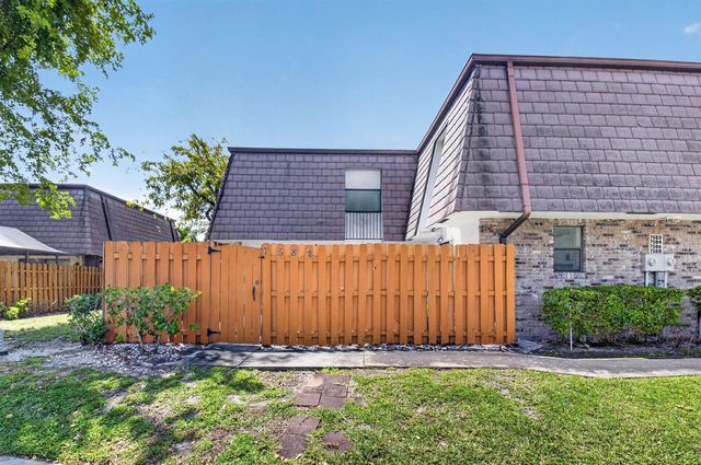7582 Courtyard Run E, Boca Raton, FL 33433