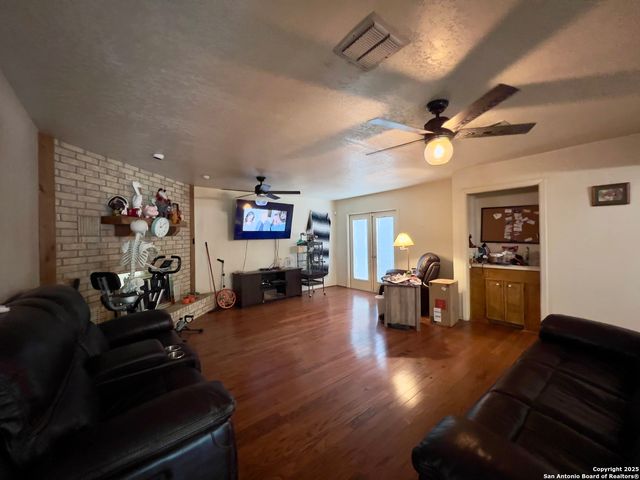 707 Loma Vista, Kenedy, TX 78119