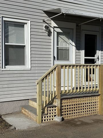 98 Everett St 98, Easthampton, MA 01027