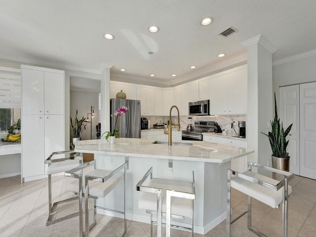 2111 RESTON Circle, Royal Palm Beach, FL 33411