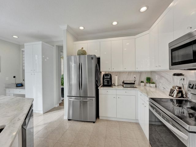 2111 RESTON Circle, Royal Palm Beach, FL 33411