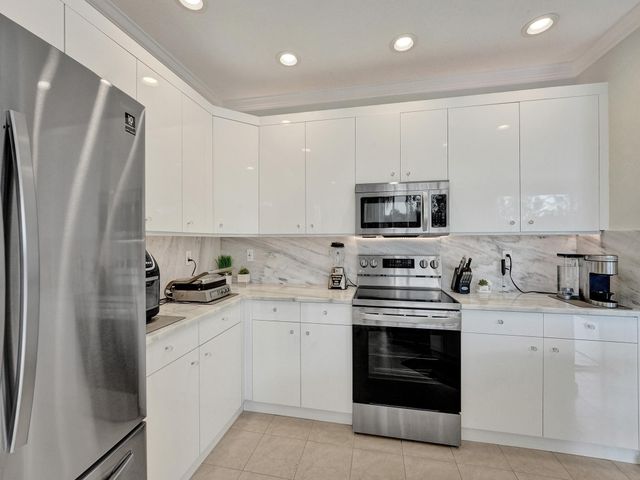 2111 RESTON Circle, Royal Palm Beach, FL 33411
