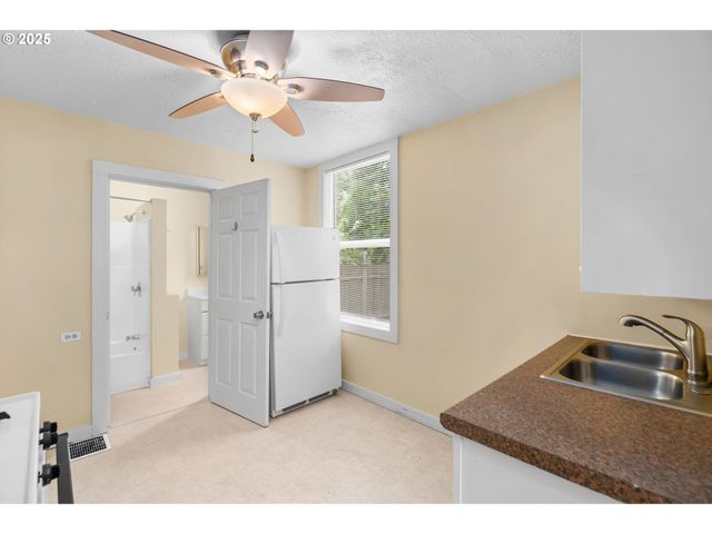 3236 Se YAMHILL St, Portland, OR 97214