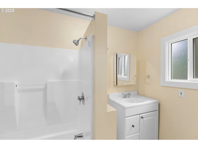 3236 Se YAMHILL St, Portland, OR 97214