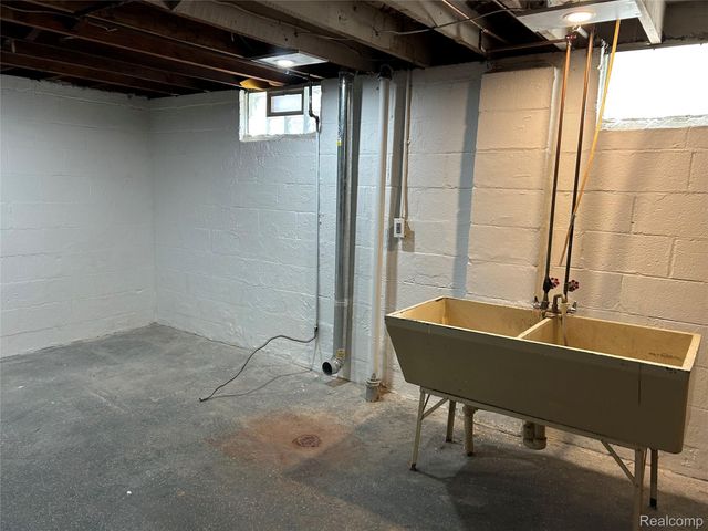 7546 Sterling, Center Line, MI 48015