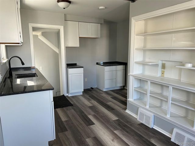 7546 Sterling, Center Line, MI 48015