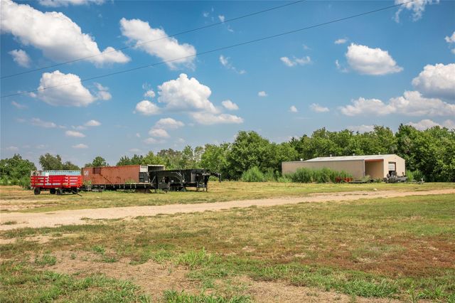 30 Red Tip LN, Brenham, TX 77833