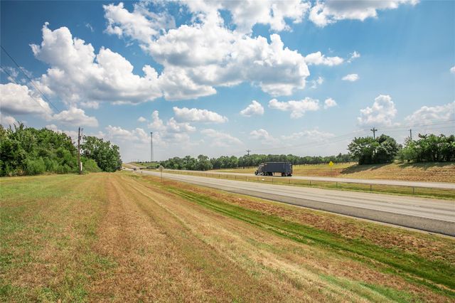 30 Red Tip LN, Brenham, TX 77833