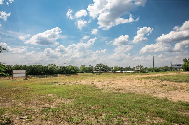 30 Red Tip LN, Brenham, TX 77833