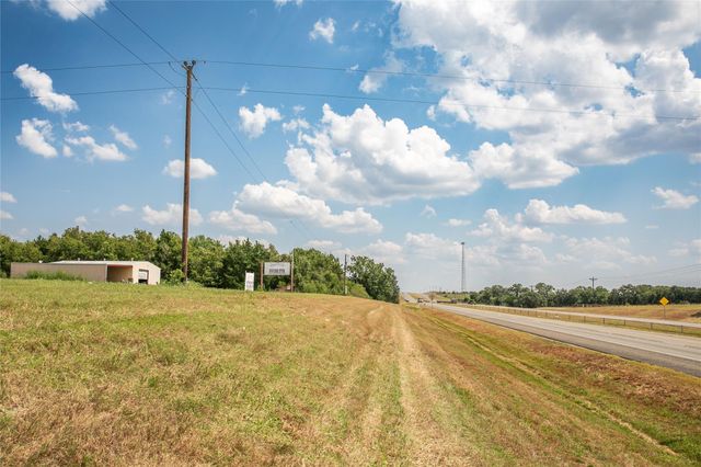 30 Red Tip LN, Brenham, TX 77833