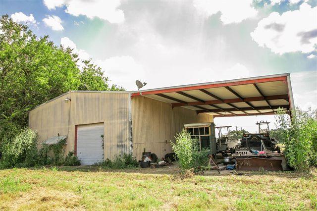 30 Red Tip LN, Brenham, TX 77833